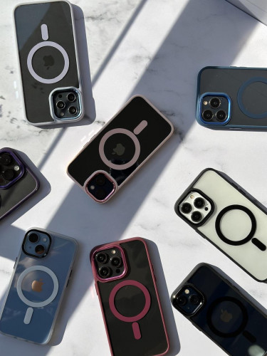 Transparent iPhone case with MagSafe