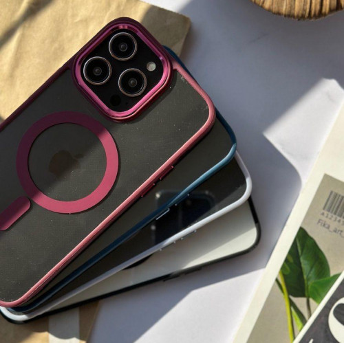 Transparent iPhone case with MagSafe